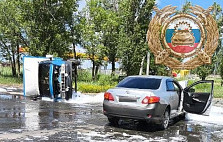 Грузовая «Газель» опрокинулась на бок после столкновения с иномаркой